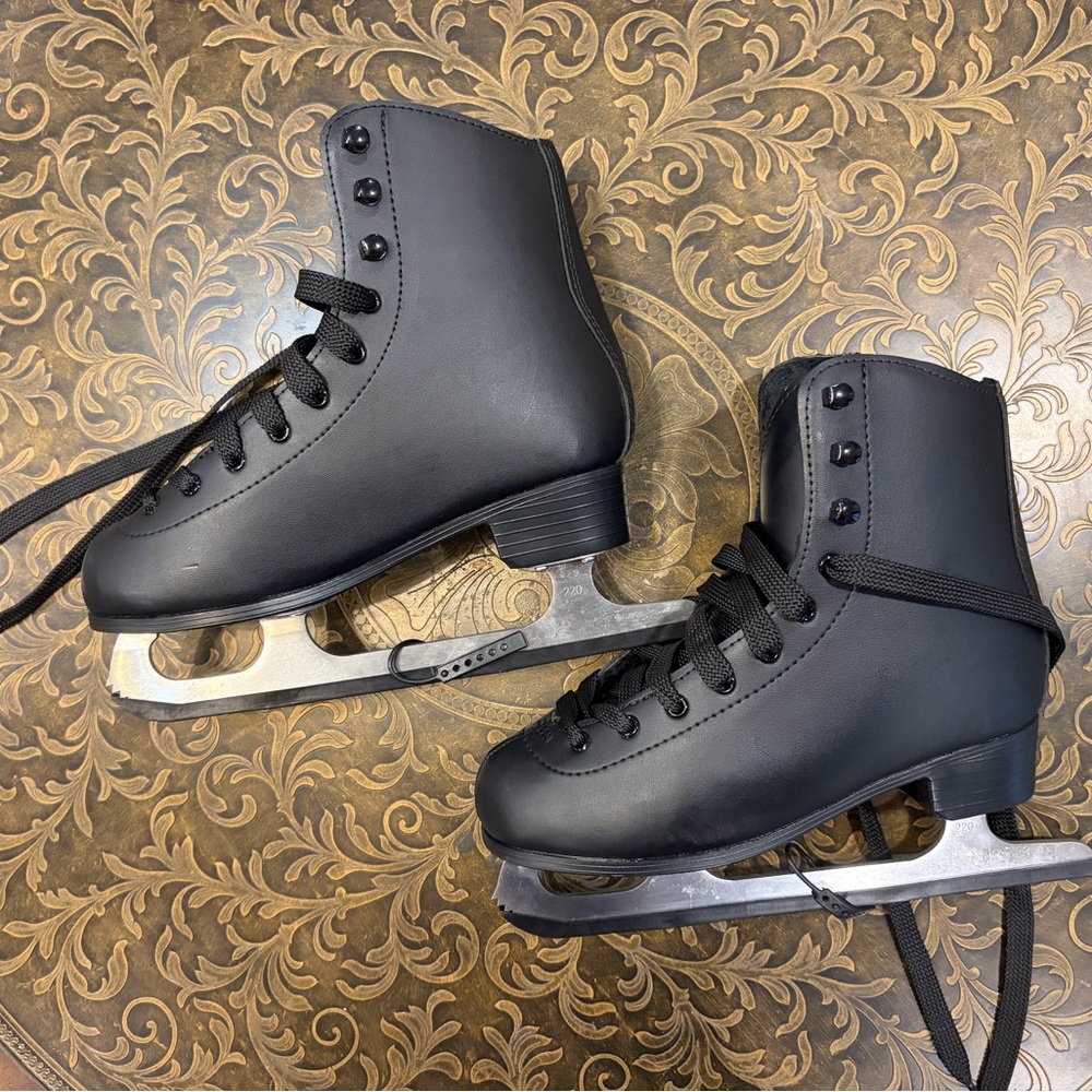 AhmyLion. Figure skates for beginners. (Size up 1 size) - Picture 4 of 11